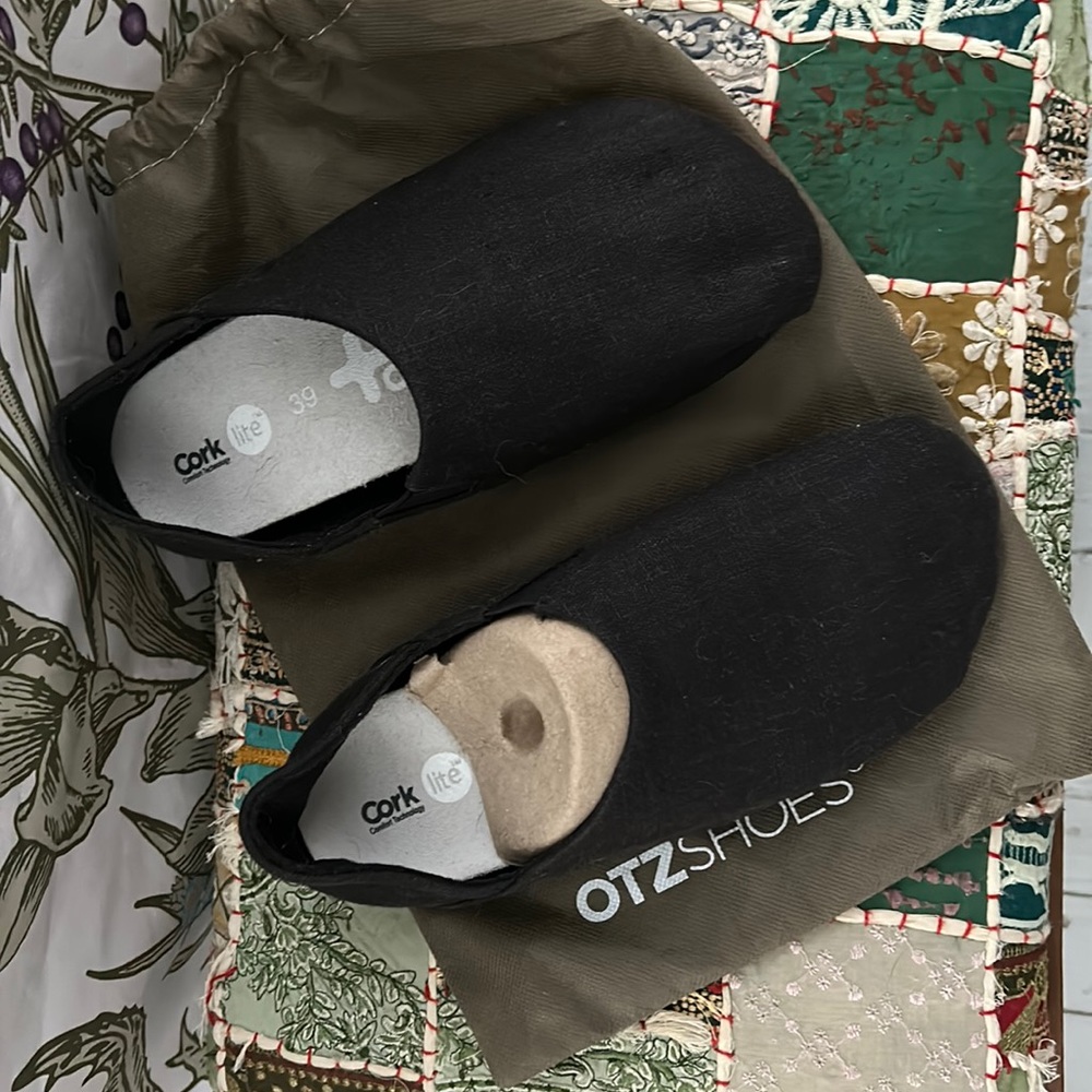 New Otz Women’s size 9